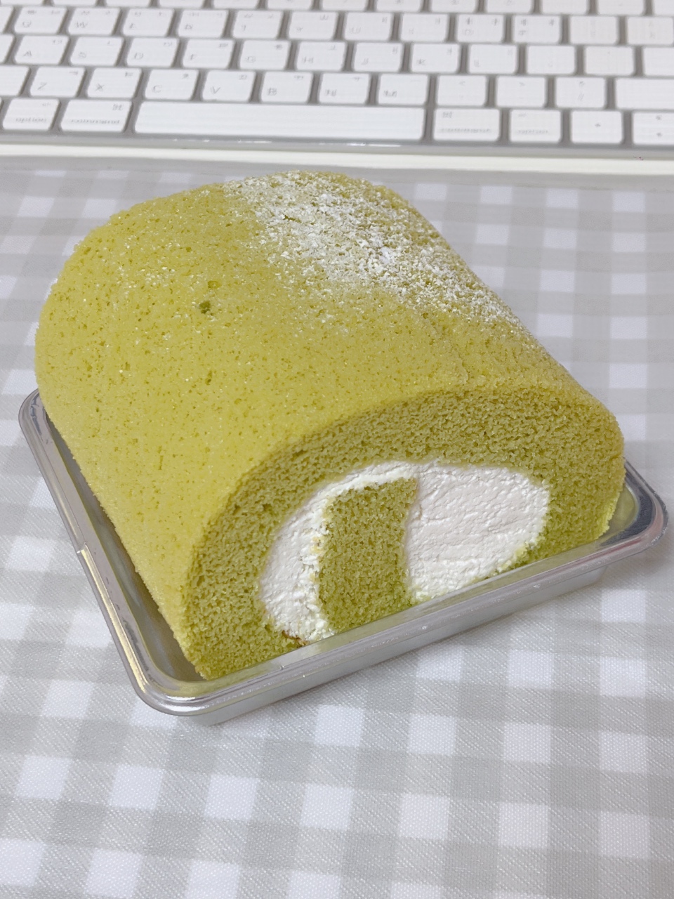 녹차롤케이크 냠🍵