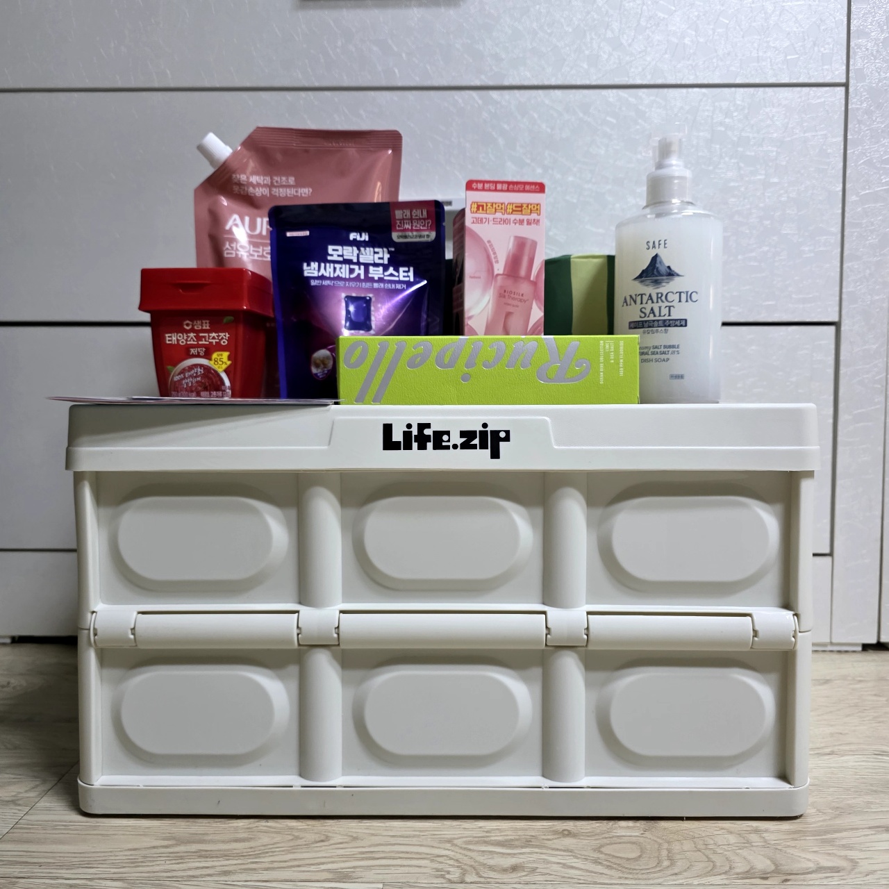화장품과 생활용품을 수납하는 서랍식 정리함