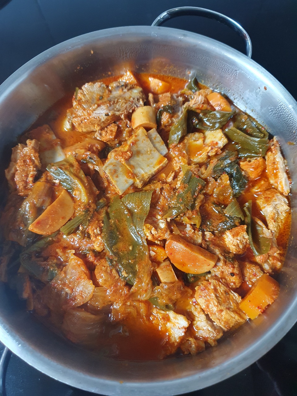 매운 돼지갈비 김치찜