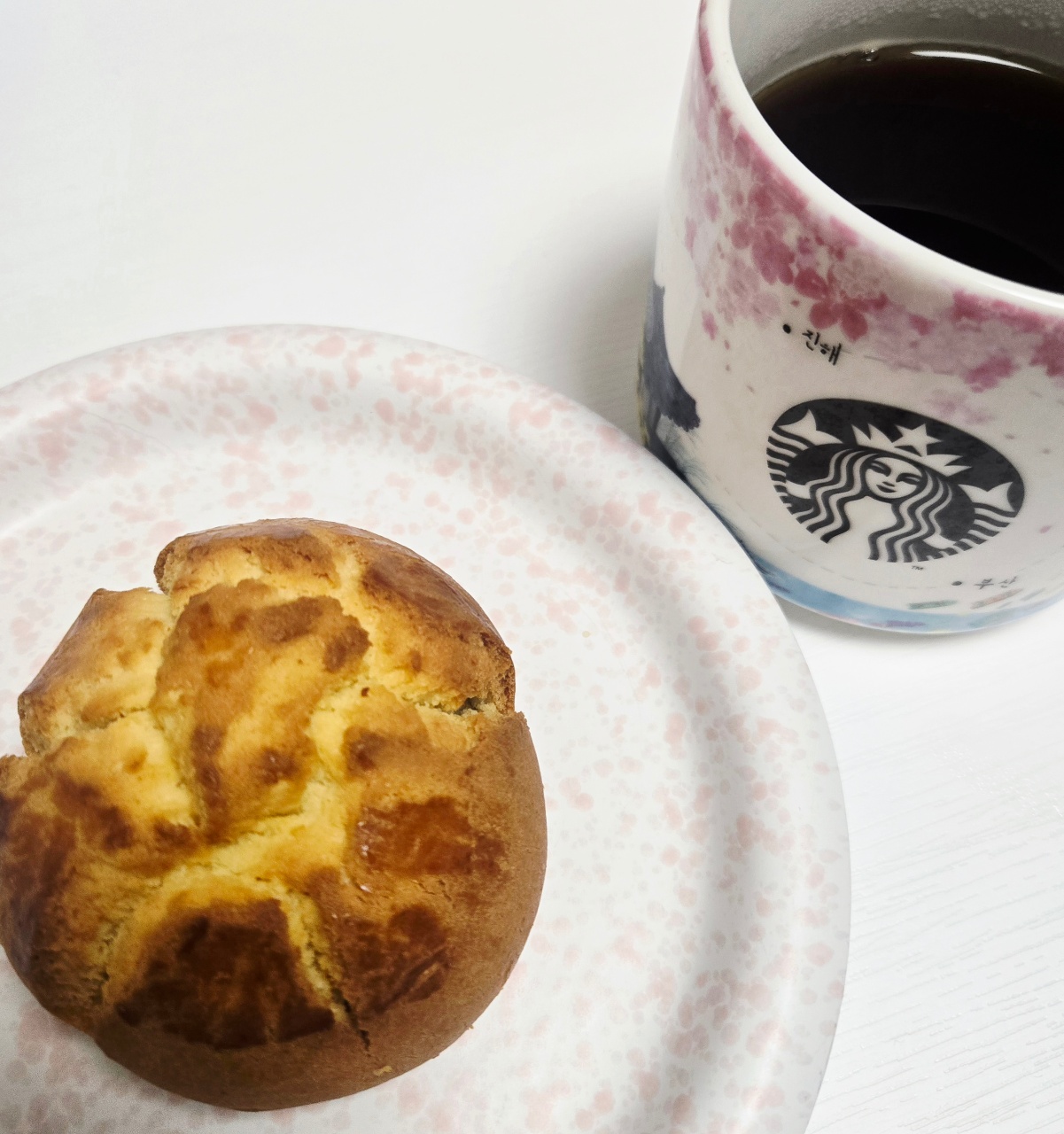 오늘 아침 ☕️ 스콘이랑 아메리카노 