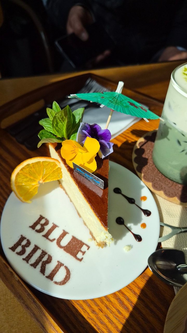 식탁에 차려진 디저트 케이크와 칵테일, 꽃 장식