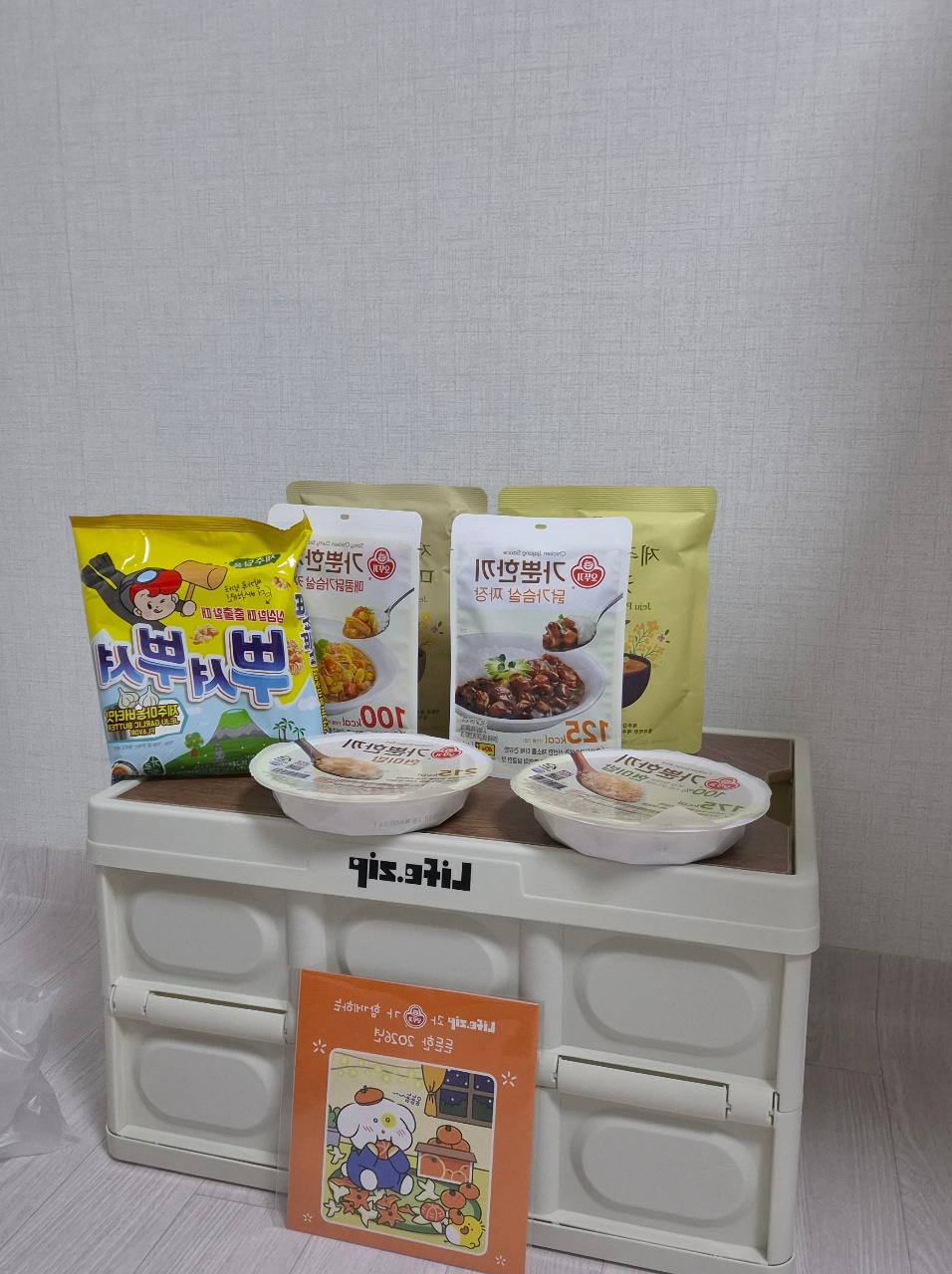 라면과 밥 제품이 진열된 미니어처 냉장고