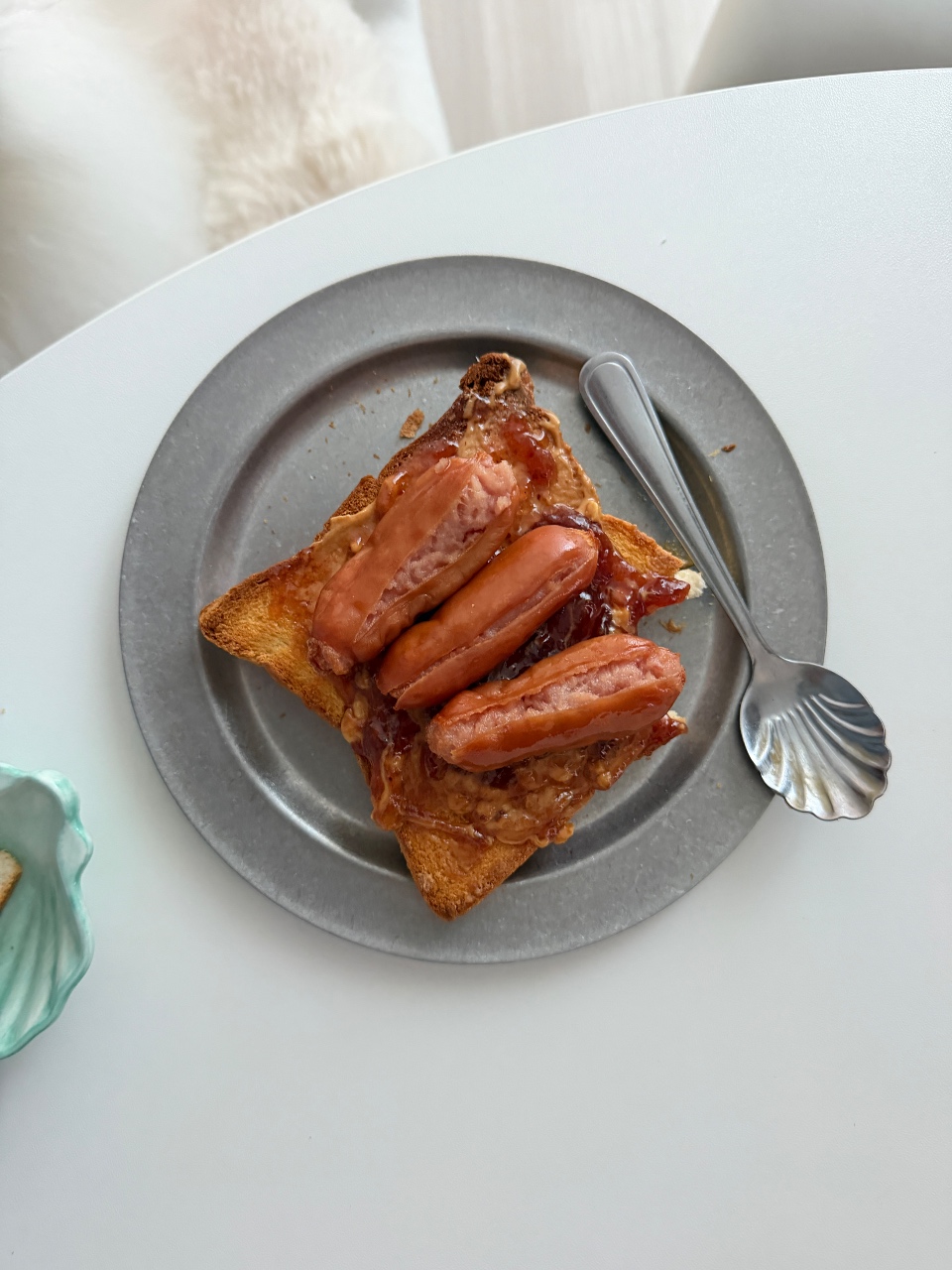 오늘아침 땅콩잼딸기잼 소시지 토스트 🍞
