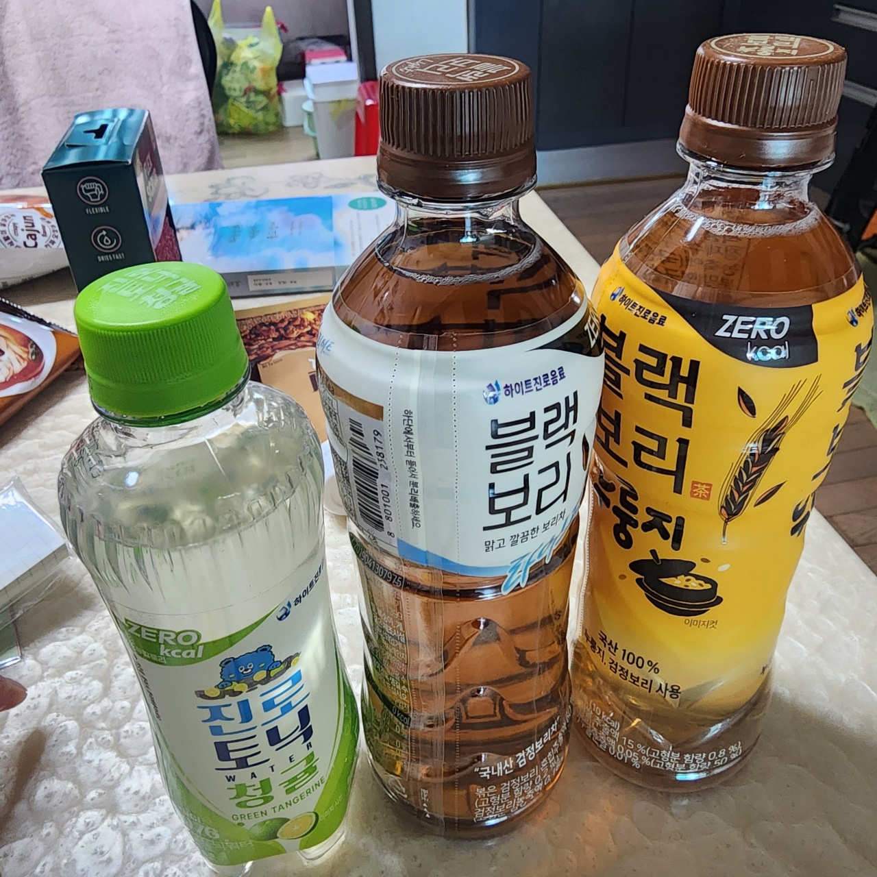 식탁에 놓인 한국 음료 세 병