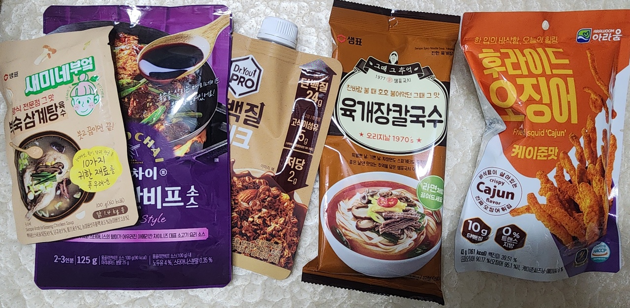 한국 간식과 소스 제품들이 나열된 식품 패키지