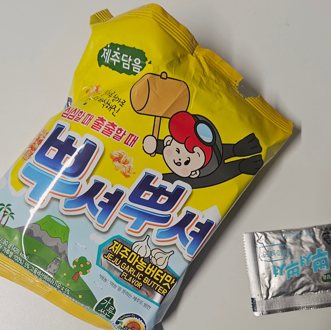 마늘버터 맛 과자 봉지와 향신료 향 패킷