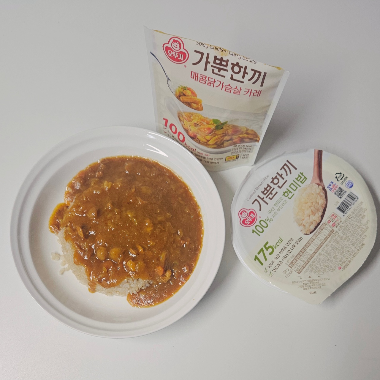 카레 소스와 밥이 담긴 일회용 용기와 카레 소스 패키지