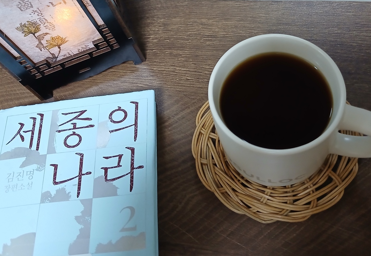 침대를 등받이 삼아☕️