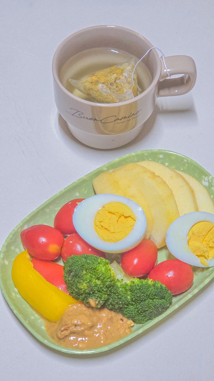 🥗 샐러드와 차 한잔