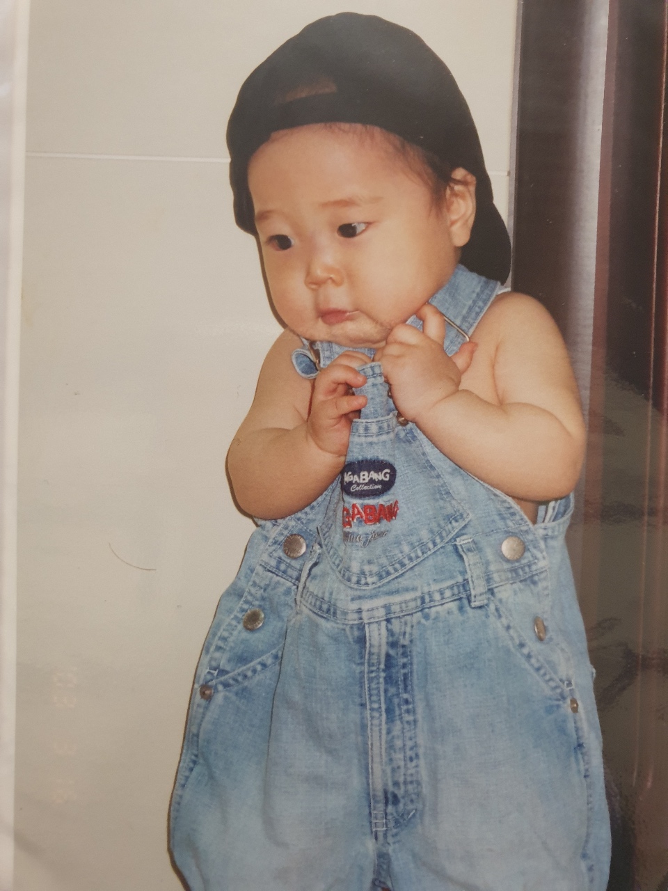 데님 옷을 입은 어린이의 어린 시절 사진