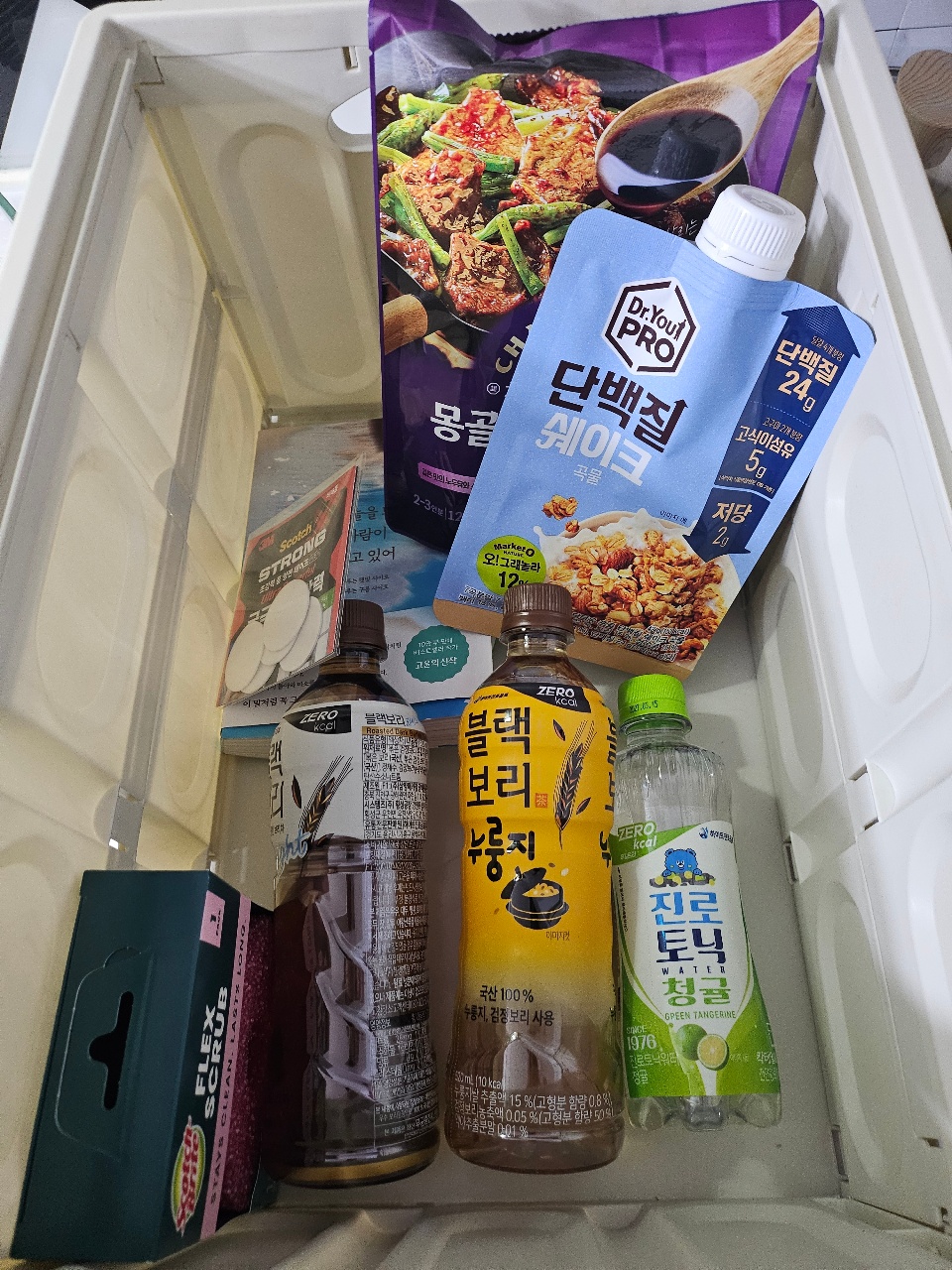 냉장고에 보관된 한식 소스, 음료, 간식 식품들