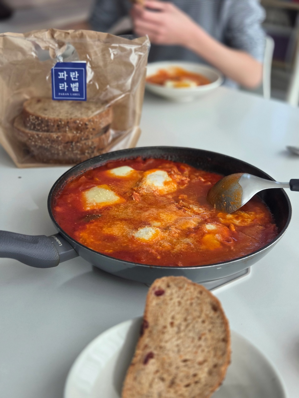 토마토 소스 하나로 끝! 속 풀리는 초간단 '에그인헬' 레시피 🍳