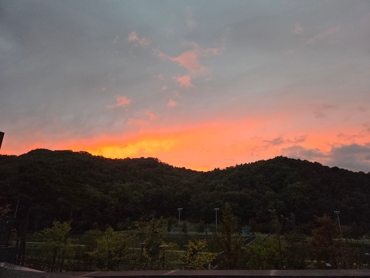 붉게 물든 노을이 선사한 선물 같은 저녁 풍경 🌅