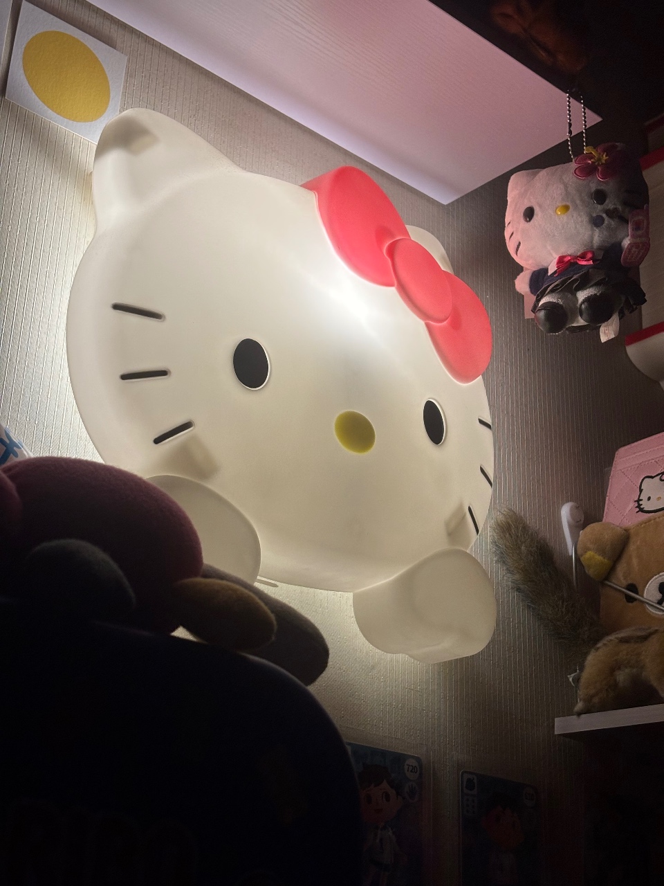 방에 놓인 고양이 캐릭터 인형과 조명, 액세서리