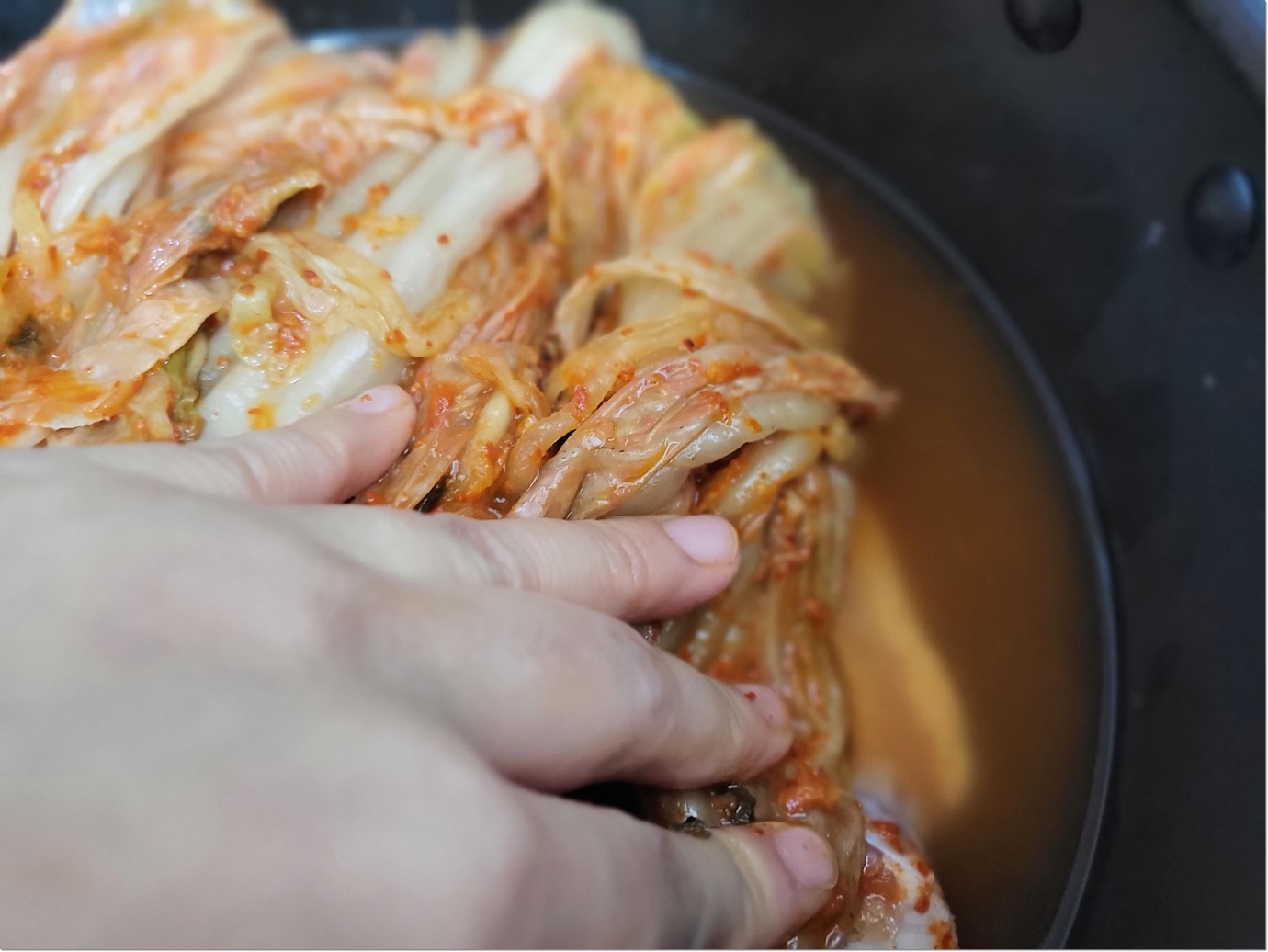 음식, 그릇, 새우, 고기이(가) 표시된 사진 자동 생성된 설명