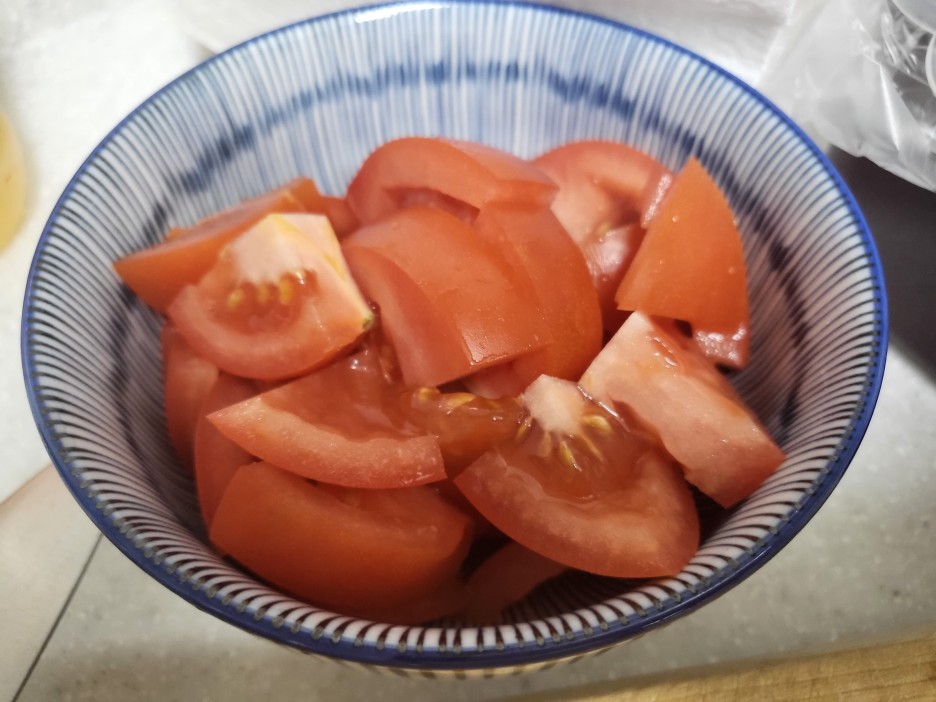 음식, 테이블, 플레이트, 그릇이(가) 표시된 사진 자동 생성된 설명