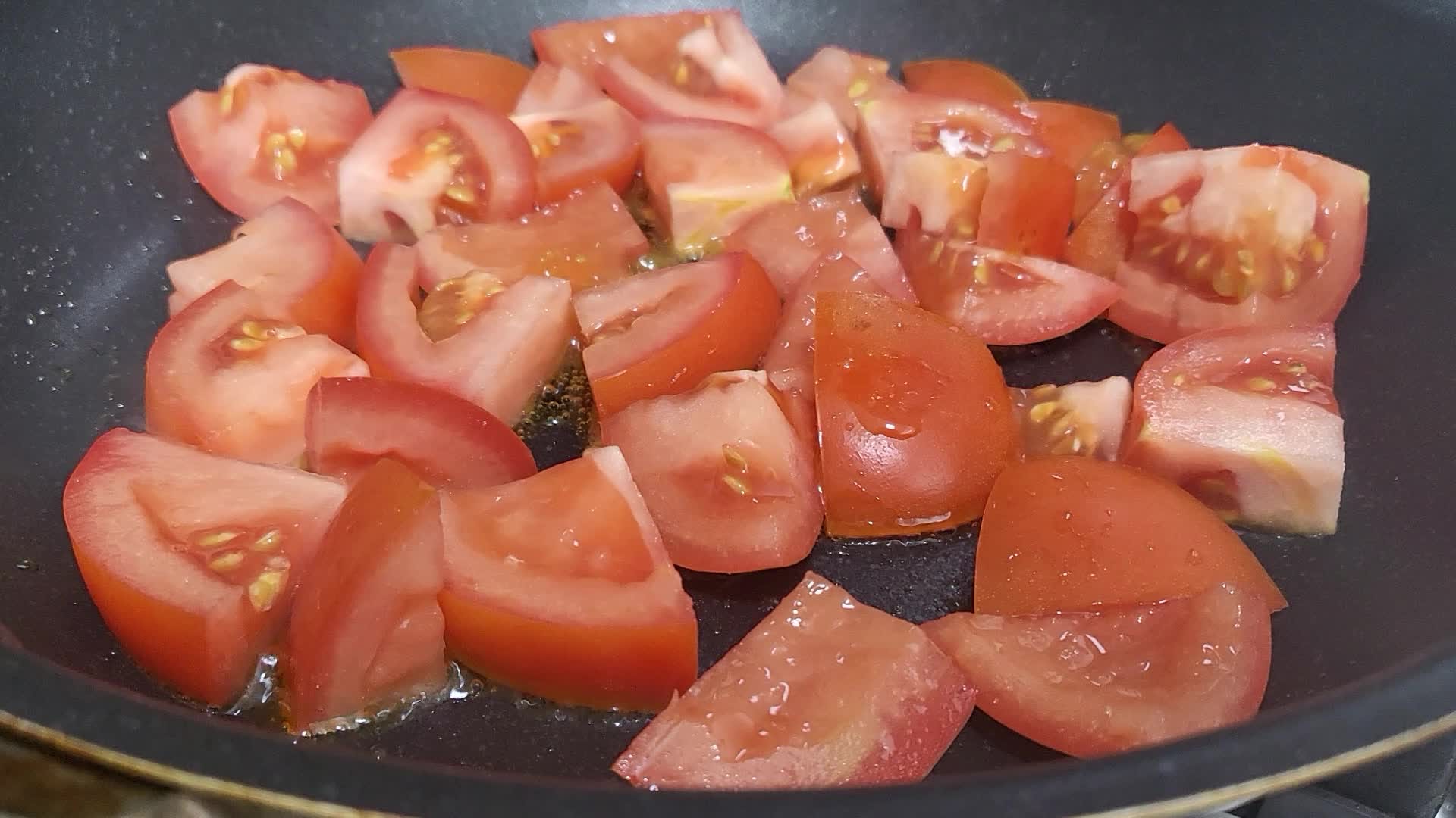 음식, 그릇, 팬, 고기이(가) 표시된 사진 자동 생성된 설명